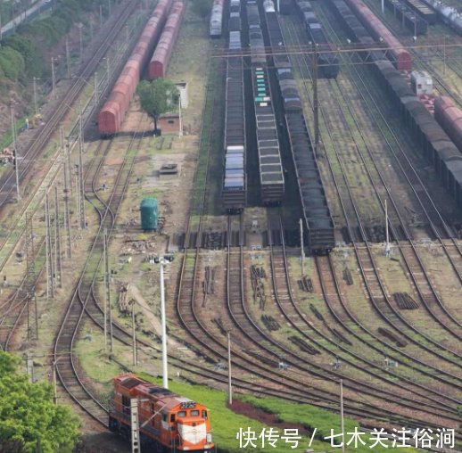 亚洲最大的火车站，有100多条轨道，每天接发列车600列，就在中国