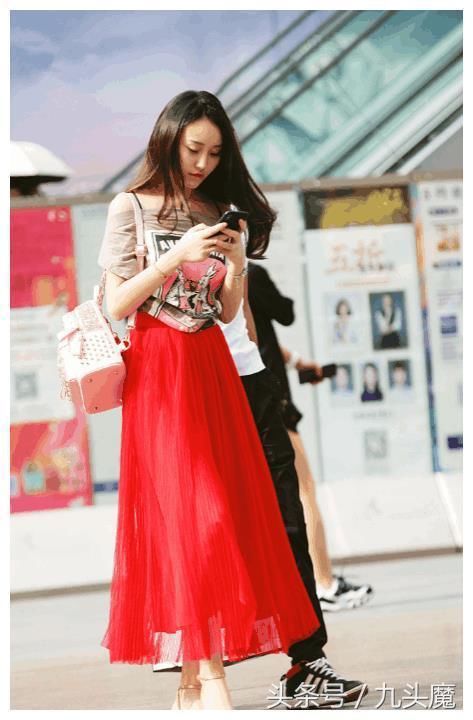 清凉一夏：街拍美女嫩白可爱、娇气，各位看官别看的太富有想象力