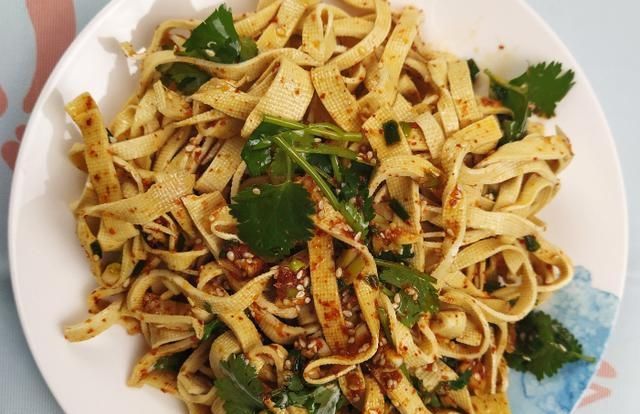 「营养」鲜香麻辣的凉拌豆皮，营养低脂，好吃下饭，相当简单的居家美食