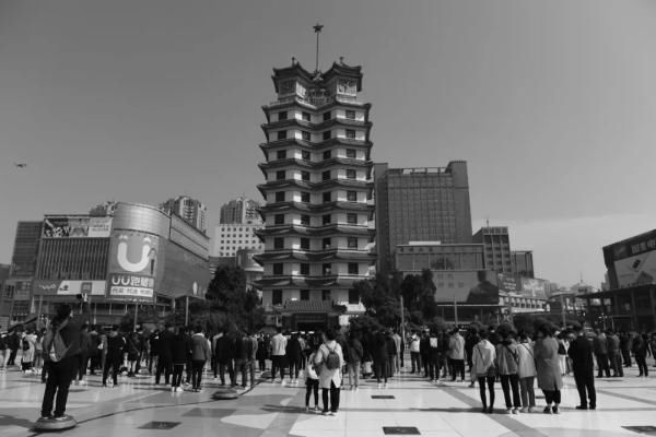  『广场』今日10时，郑州鸣防空警报，全市降半旗志哀
