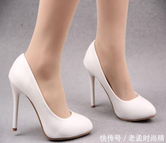『时髦』凉鞋“失宠”了,看看今年流行的高跟鞋,时髦显嫩很优雅