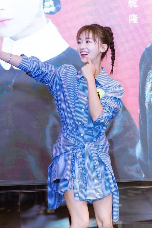 88斤的吴谨言穿小码衬衫裙都塞不满,网友:身材又瘦又柴!