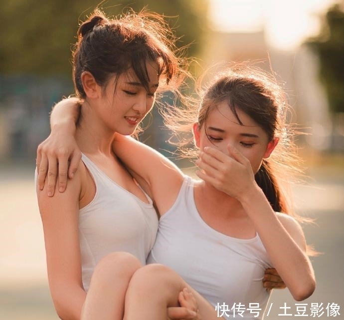  会显得|街拍能抱得动闺蜜，小姐姐健身效果很显著啊！