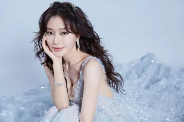 多色水钻:最近火了一种眼妆叫“心动妆”,精美水钻点缀,楚楚可怜看得心动