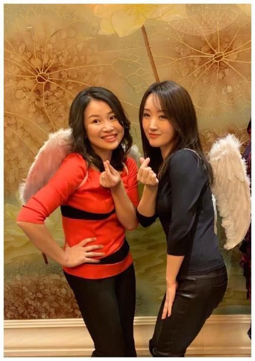  『惊讶』48岁杨钰莹现身机场，素颜的她，容颜让人惊讶