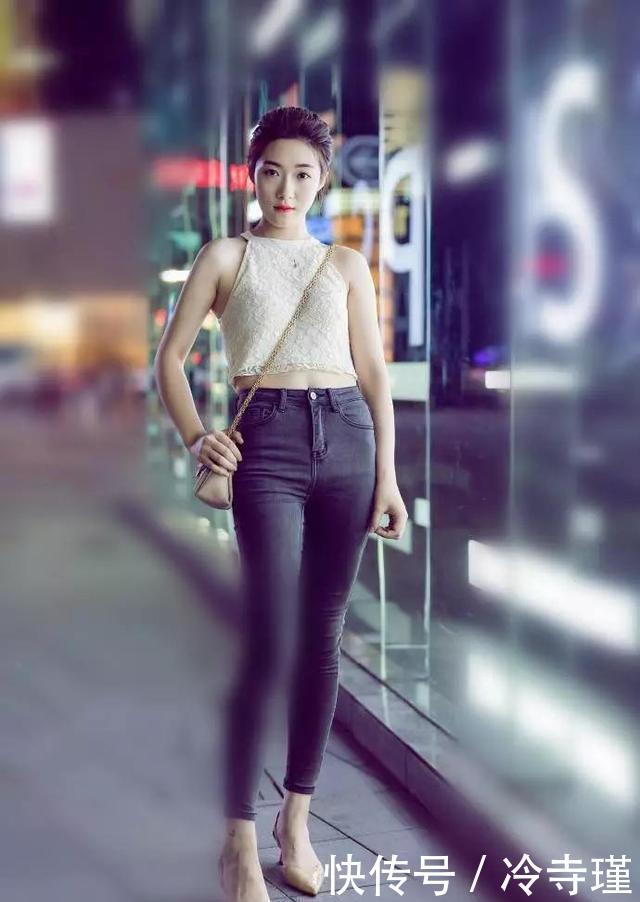  下半身搭配@美女脚上穿着一双黑色的防水台高跟鞋，她站直也显得特别有女人味