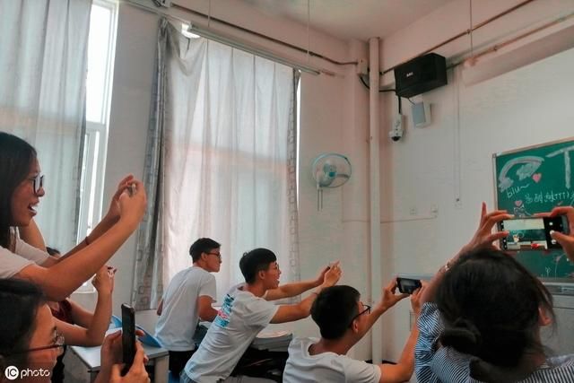 教师不止是涨工资，年终奖也有望赶超公务员？两者性质有何不同？