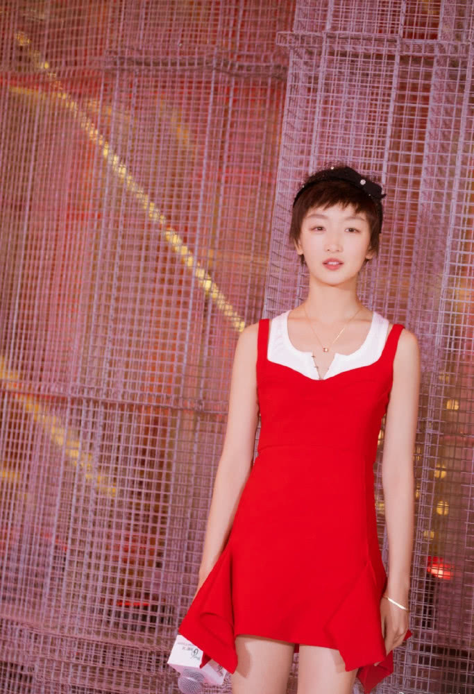 周冬雨身穿一袭红色连衣裙,尽显女神气质,网友:发型才是亮点