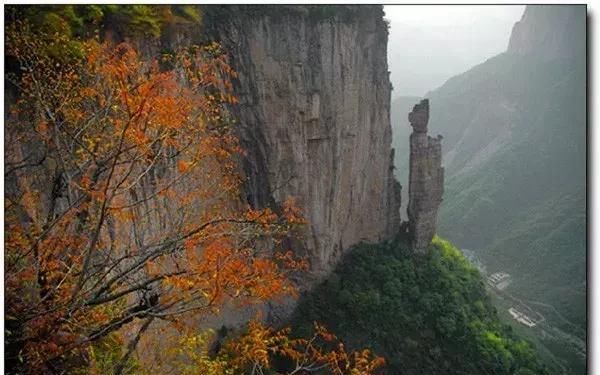 这里的秋色，犹如被上帝打翻了调色盒，五彩斑斓，太美了