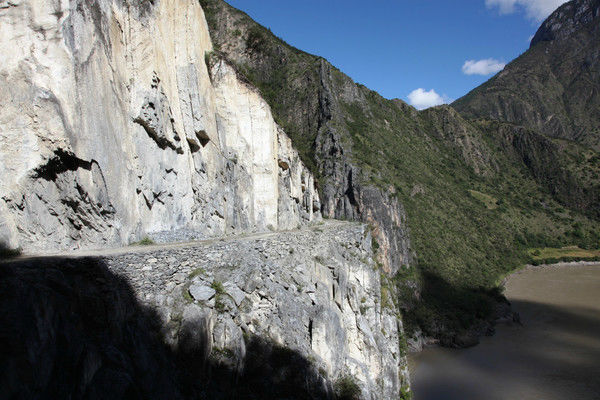 自驾霸道穿越丙察察闯西藏，悬崖边上走一遭，遭遇塌方，泥地陷车