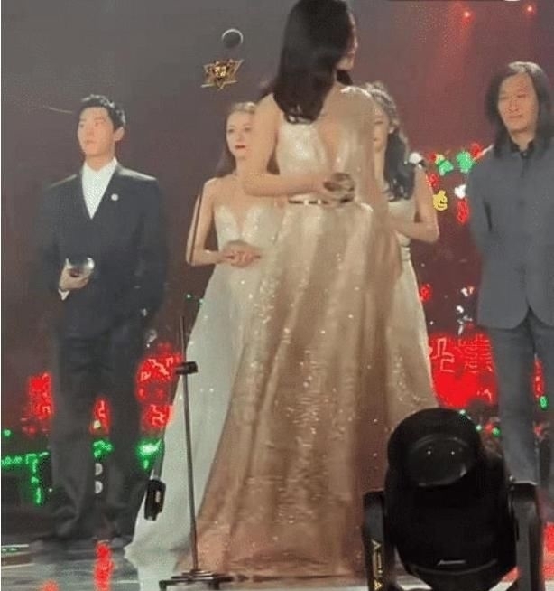 [关系]赵丽颖压轴上台讲话，谁注意身后杨幂的表情了？关系如何一目了然