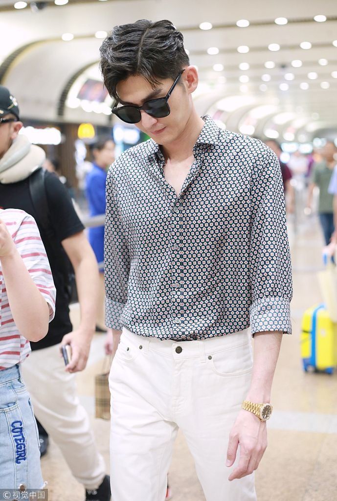 被演艺事业耽误的男模！张翰2米长腿完美驾驭白色长裤  戴墨镜低