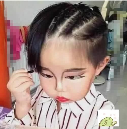3岁小女孩被妈妈渲染爱美之心，学其化妆火遍全网，结果很惊艳！