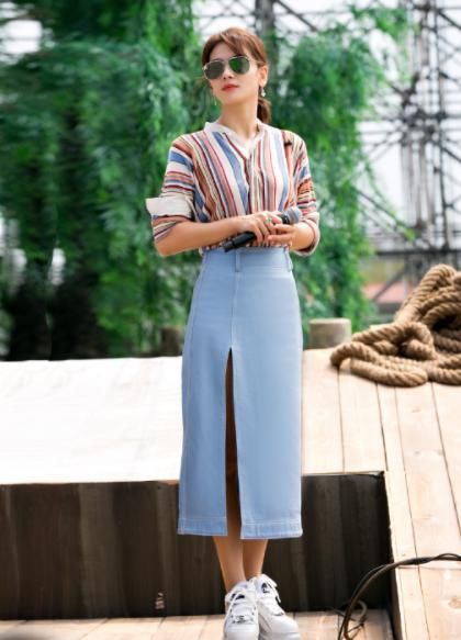  『女性来说』41岁刘涛穿衣好前卫，管前不管后秀美背，“职场女郎”成时尚女王
