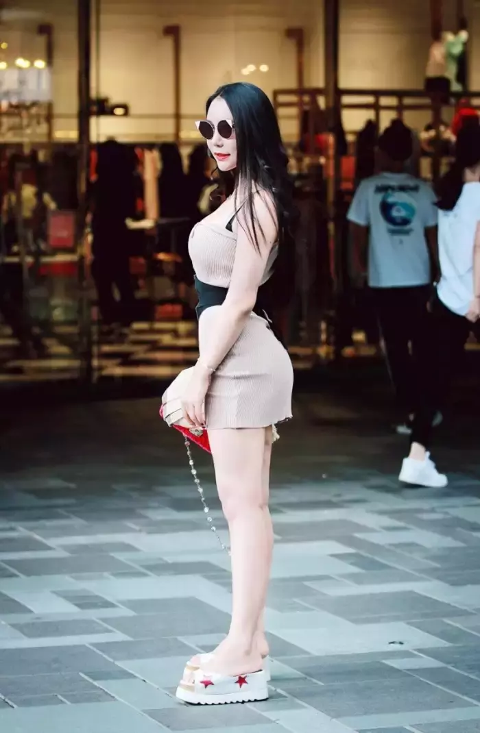 街拍，五款显腿长显女人味的时尚穿搭，好看养眼，你值得拥有!
