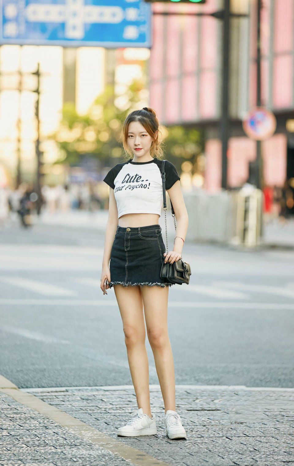 街拍:图1美女真会玩，衣服竟然反着穿!图6看背影就知道是美女