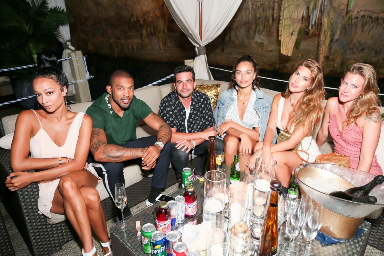 美国模特Kara Del白色裙子洛杉矶参加盆友的聚会，长发飘逸