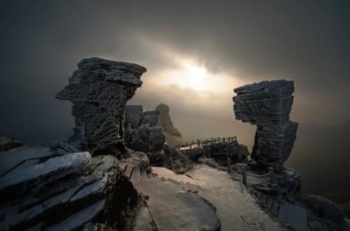 横跨两座山峰的寺庙，悬空2493米，没人知道怎么建造的？