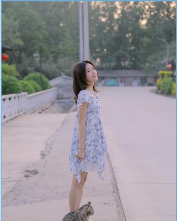 37岁秦岚穿印花裙撞上39岁陈乔恩，网友:女王和村姑差距一目了然