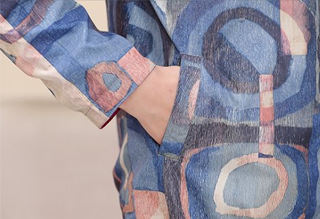 50岁妈妈，从不买风衣!薄外套+小脚裤的搭配，不穿高跟都显高