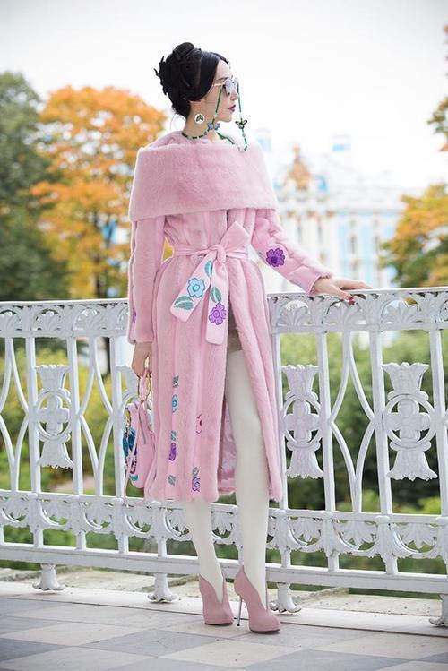 时装搭配·ifashion｜交叉十字的刺绣针法，清新的花朵漫落周身