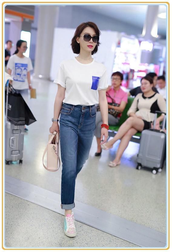 看了28岁李沁的仔裤，再看41岁陈数，网友：果然腿细就是资本！