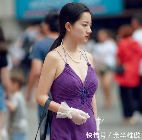 『 优美』个个尽显婀娜身材、优美曲线，街拍：一袭修身裙的女子