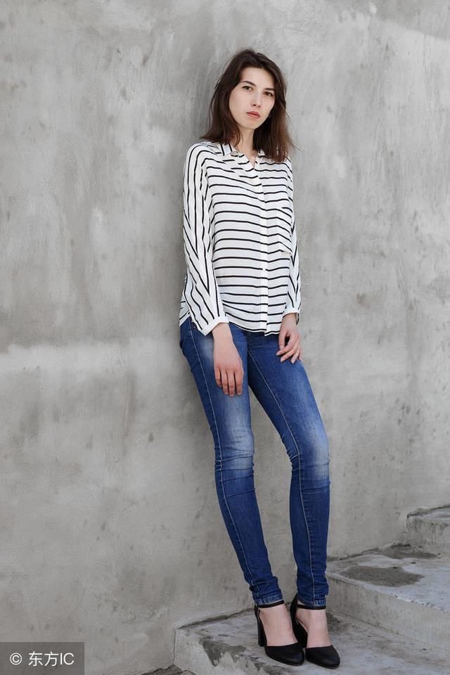 时尚:牛仔裤适合任意百搭,蓝色的牛仔裤是最受女士们欢迎的
