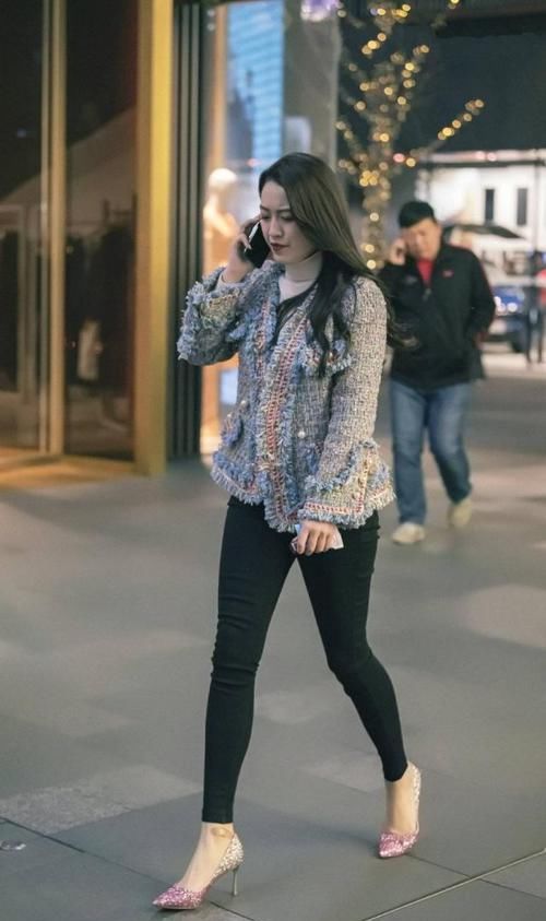  【显得】街拍：小姐姐清爽的白色短袖搭配打底裤，婉约又显得非常的别致