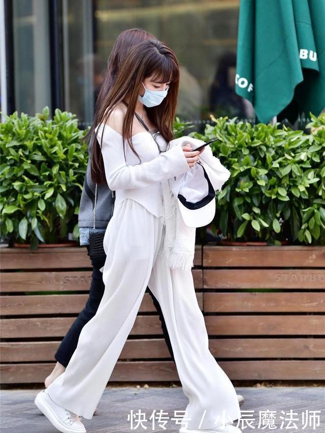  [美女]美女穿搭：白色阔腿裤，有着洒脱感觉，脚下白色板鞋也会很休闲的方式