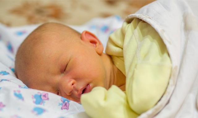 宝宝有黄疸晒太阳就能解决?充分喂养对宝宝更