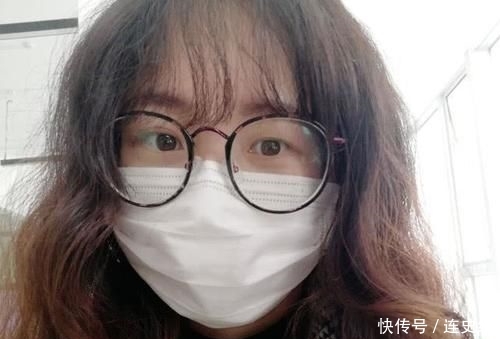  「美女」美女复工后第一次化妆，为保护口罩仅画半张脸，只描眉毛不涂口红