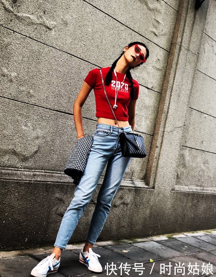 王艺美过阚清子？不愧是上过维密秀的模特！红T配牛仔裤确实不同