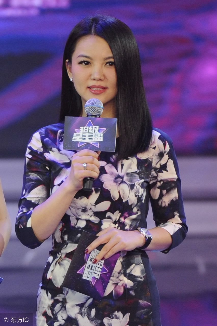 41岁李湘减肥5年终于成功,仅仅是一条碎花裙坐下后就看点十足