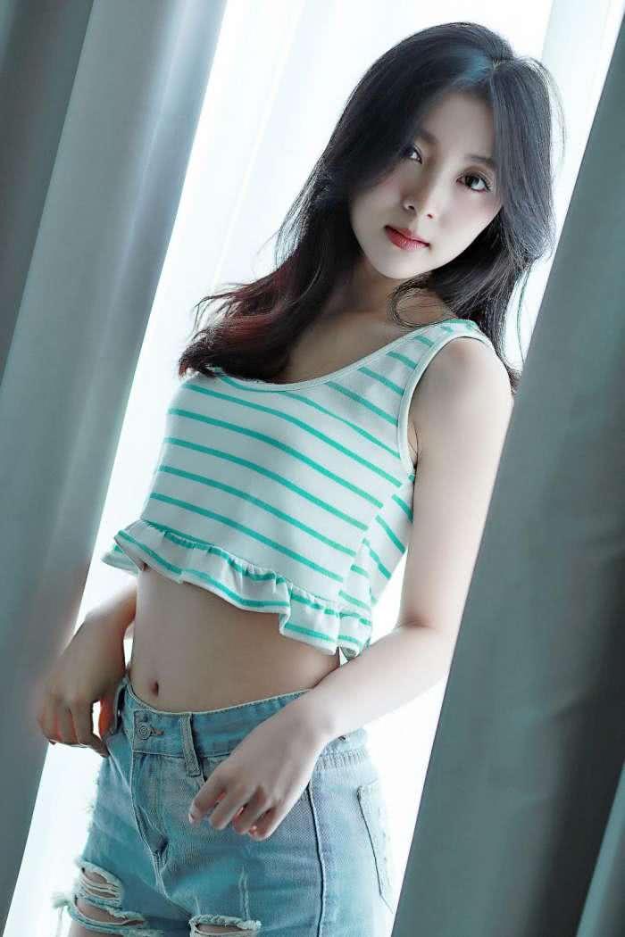 紧身裤让你在人群中做亮眼，整体优雅高贵，并且胖瘦都合适