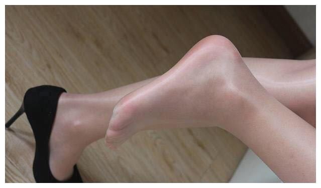 尖尖细高跟，分分钟秀出大长腿的节奏，彰显你的性感魅惑力！