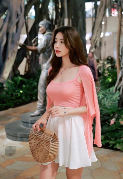 楚楚动人的紧身打底裤美女，丰腴的身材，尽显成熟女性独特魅力！