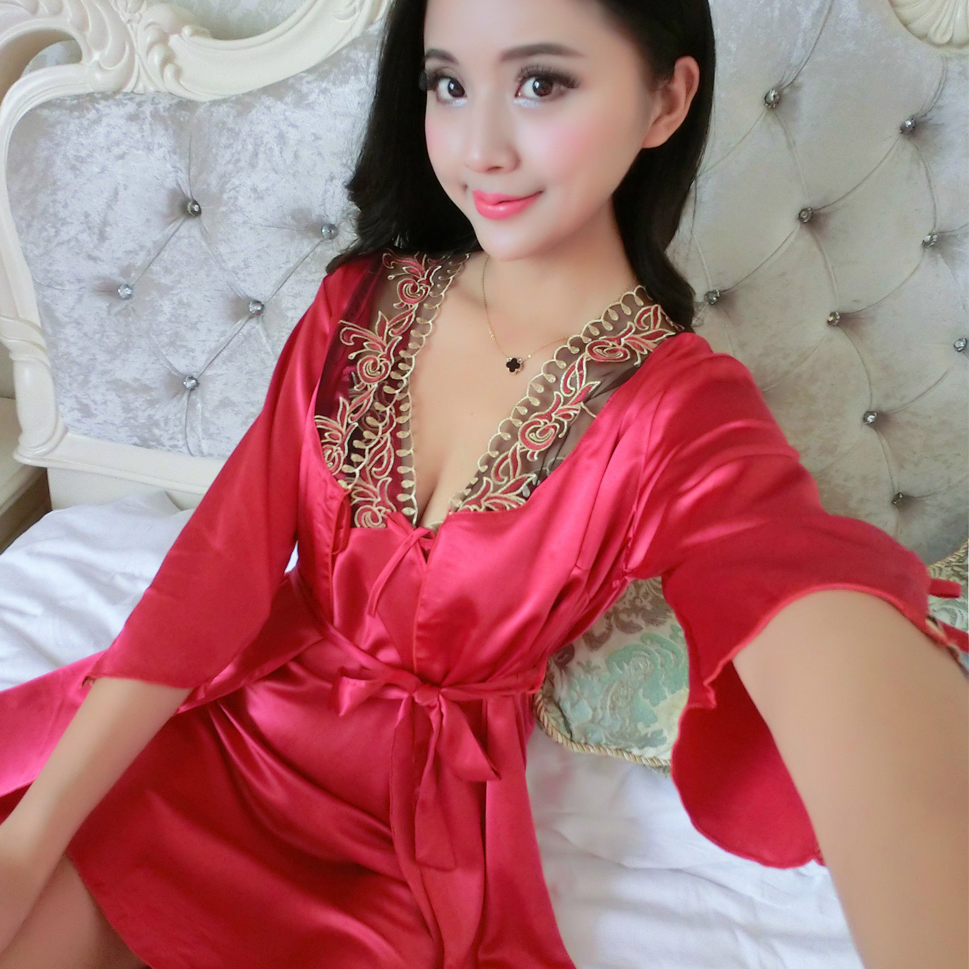 窈窕神女颜，楚楚动人的睡衣少不了，出水芙蓉般靓丽苗条迷人