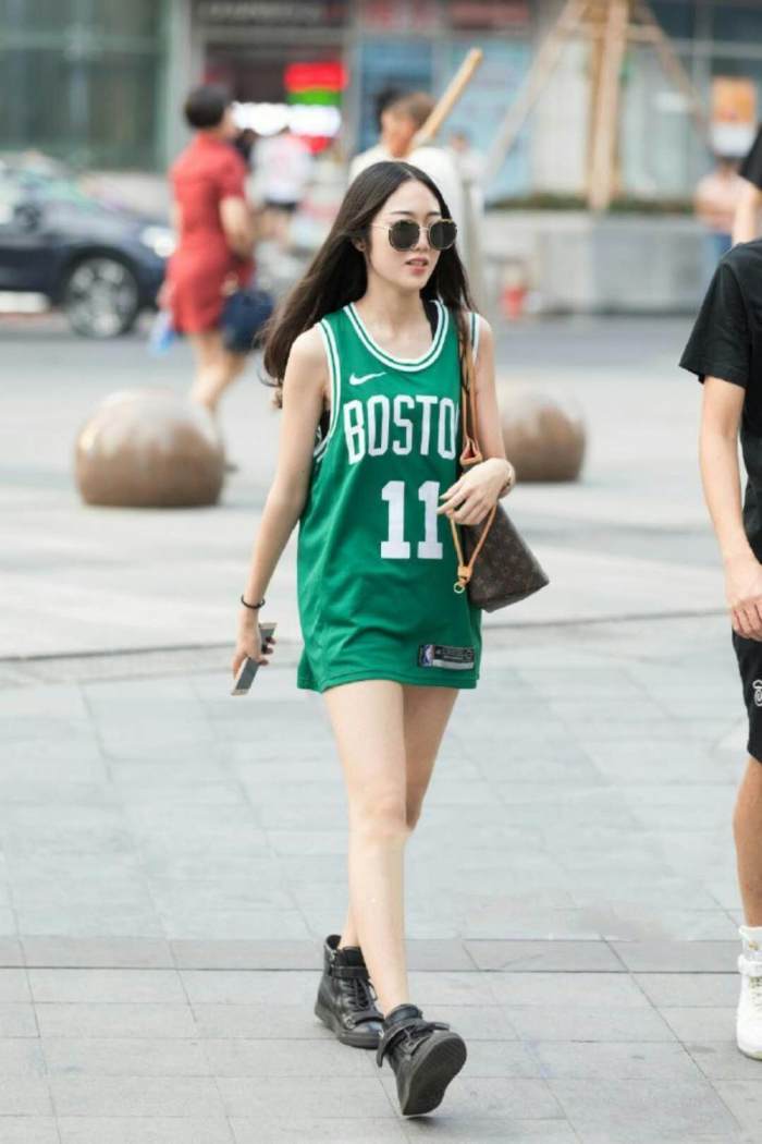 街拍：吊带短裙美女，大长腿秀得很极致！