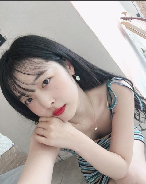 崔雪莉身穿吊带跳舞连衣裙秀身材，任性不修图，秀出白皙美肌