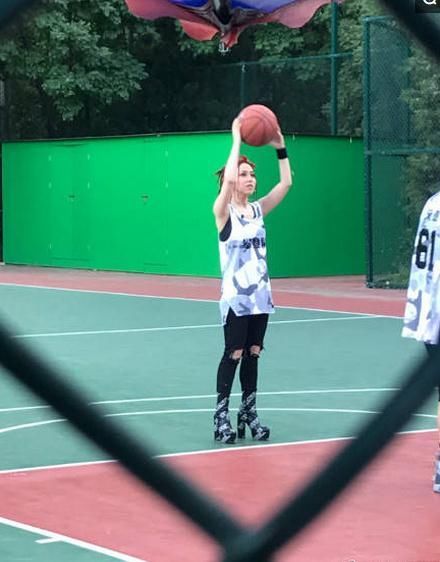 邓紫棋和潘玮柏打篮球,球技没赢穿的鞋子赢了