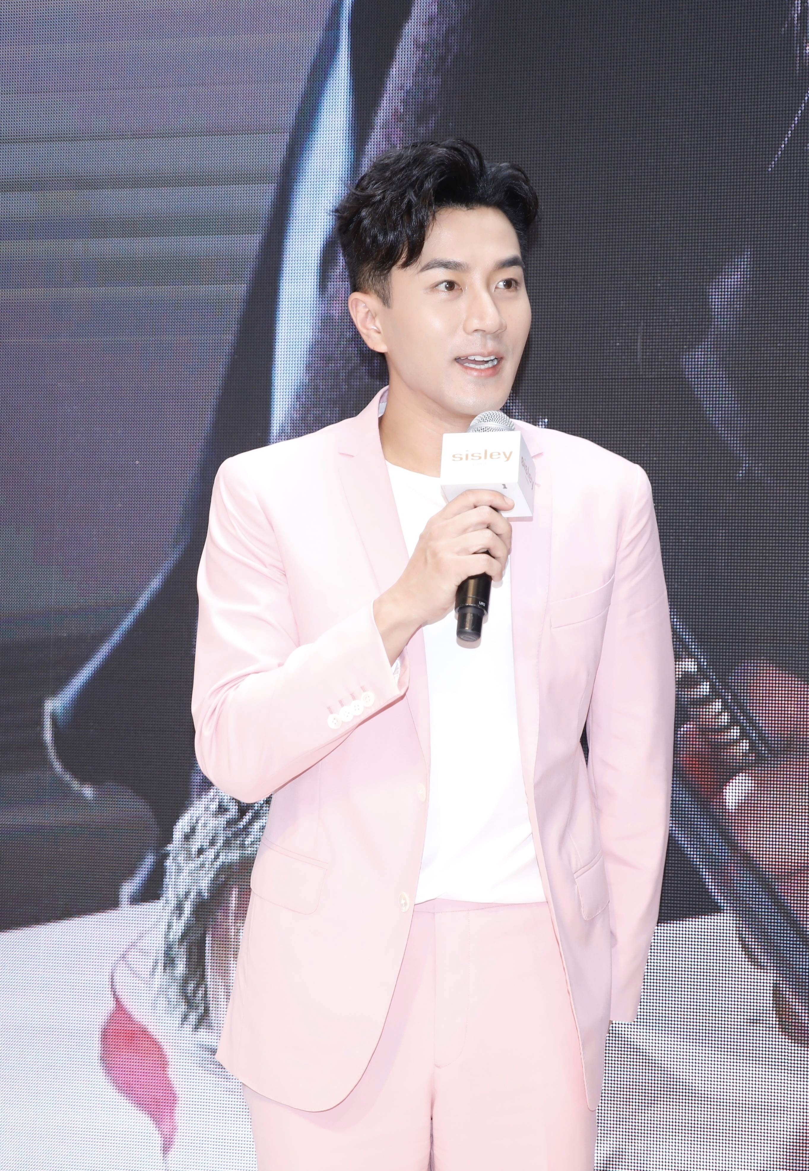 刘恺威现身未P照竟像小鲜肉，皮肤油亮光滑比杨幂还要好