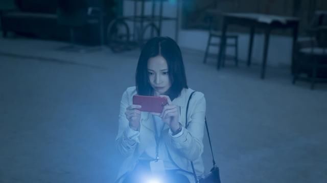 《甄嬛传》中的剪秋姑姑，换上现代装性感十足，网友直呼认不出