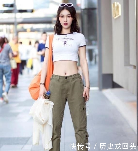  性感■街拍：天生丽质的小姐姐，一条蓝色吊带连衣裙，时尚性感魅力十足