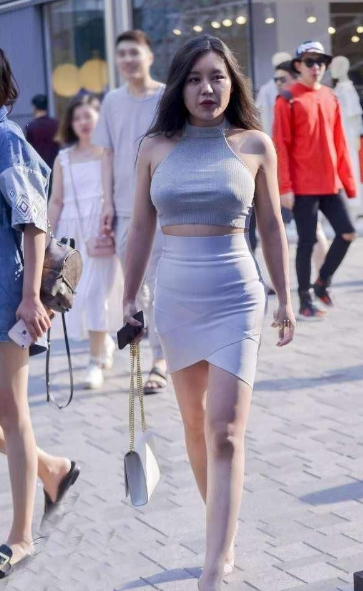 这么前卫酷帅的小姐姐确实很少见,倒是旁边的男友没什么气场!