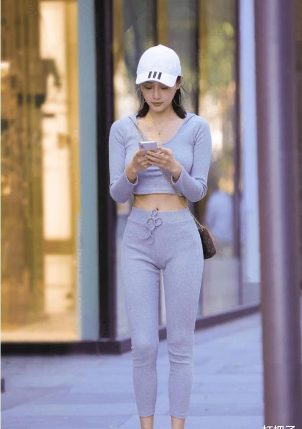  「缺少」一身运动装丝毫不缺少优雅的感觉，多少男人的梦想？