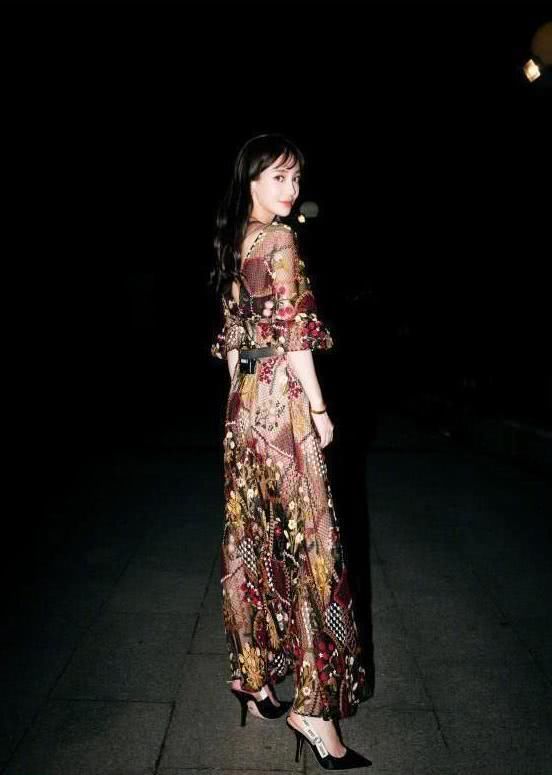 辣妈杨颖穿镂空裙出席活动，身材纤细苗条淑女范十足，美出新天际