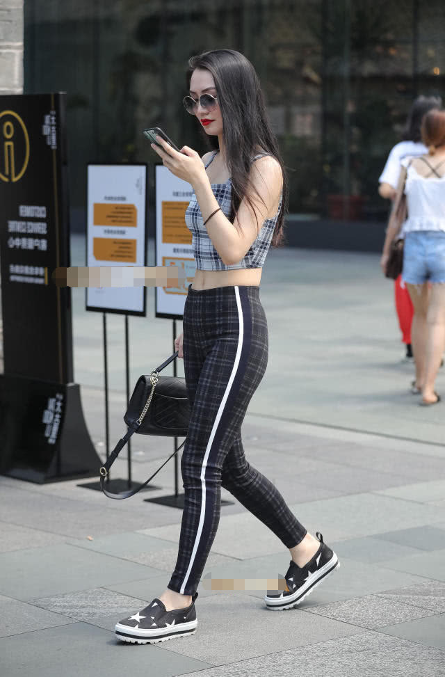 红唇御姐露脐背心秀盈盈一握的蛮腰，走路左摇右摆的姿态很有女人