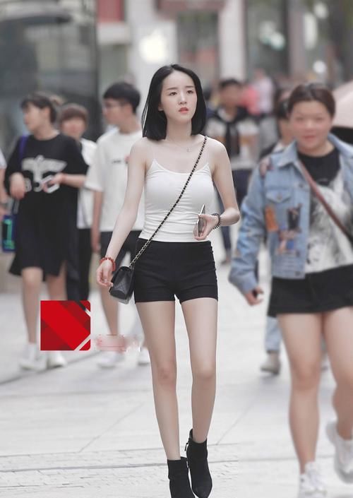  【亮眼】街拍：漏肩装美女性感无比，小姐姐亮眼的宝蓝色潮搭出街！