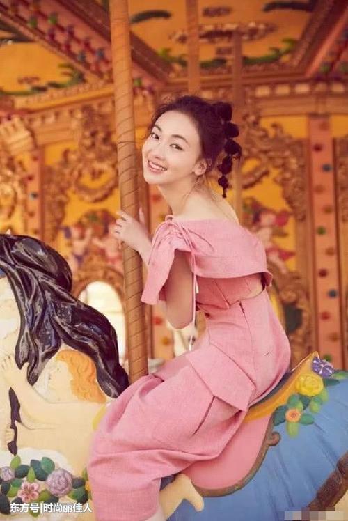 “魏璎珞”出席活动，一身造型竟不如海清，网友：败在了“刘海”